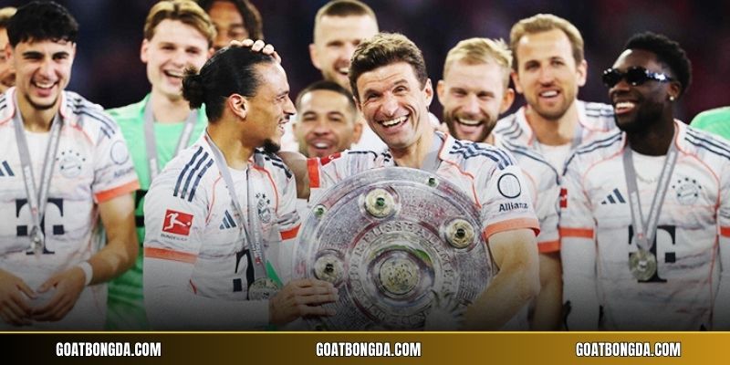 Müller giơ cao cúp vàng World Cup 2014 tại Brazil
