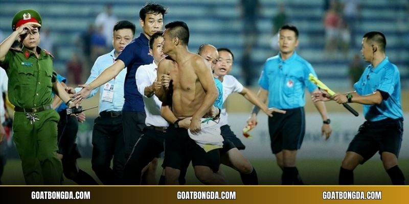 Những vụ cầu thủ đánh trọng tài gây chấn động Những vụ cầu thủ đánh trọng tài gây chấn động